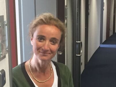 Frau Stefanie Innes