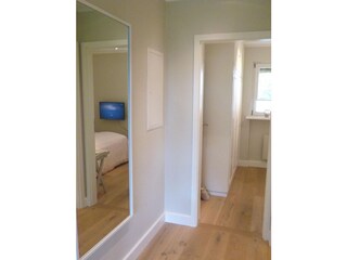 Blick vom Flur ins Schlafzimmer
