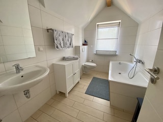 Das Badezimmer im OG