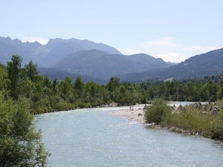 Isar mit Bergkulisse, fußläufig erreichbar