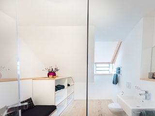 Zweites Badezimmer mit begehbarer Dusche