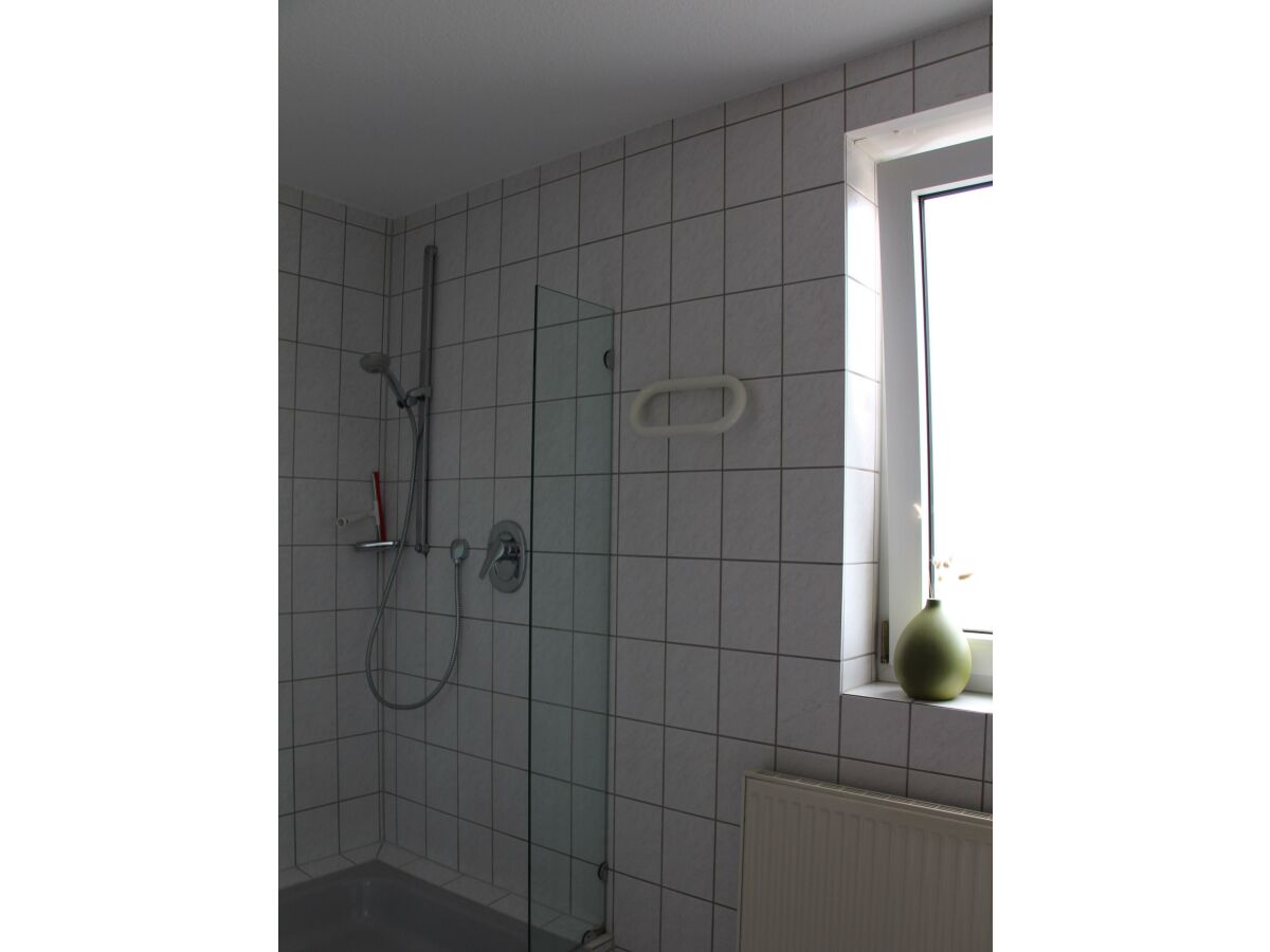 Badezimmer mit Dusche und Fenster