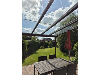 Blick von der Terasse in den Garten