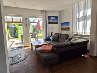 Wohnzimmer mit Blick auf Terrasse
