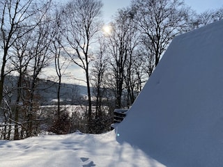 Das Haus zugeschneit mit Blick auf den See