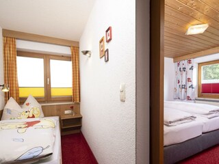 Doppelzimmer mit Schiebetür zum Einzelbett