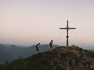 Paar am Berg Wandern Abendstimmung Gipfelsieg Sonn