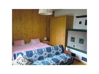 Schlafzimmer für 3 Personen mit Kachelofen