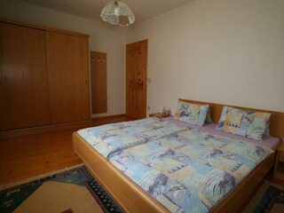 Schlafzimmer mit Doppelbett für 2 Personen