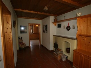 Vorraum mit Holzofen