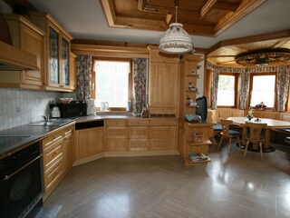 Küche mit großem Esstisch