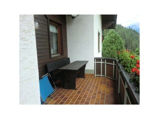 Balkon mit Blick in den Garten