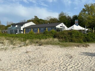 breiter Strand vor den Suiten