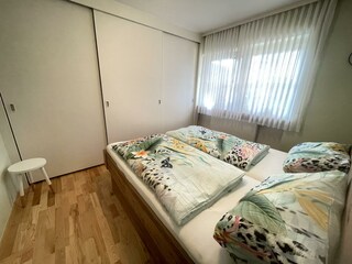 Schlafzimmer mit Wandschrank