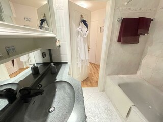 Badezimmer mit Badewanne