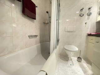 Badewanne mit Duschmöglichkeit