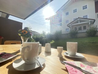 Frühstück auf der sonnigen Terrasse