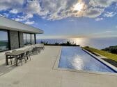 Villa mit Pool und Meerblick