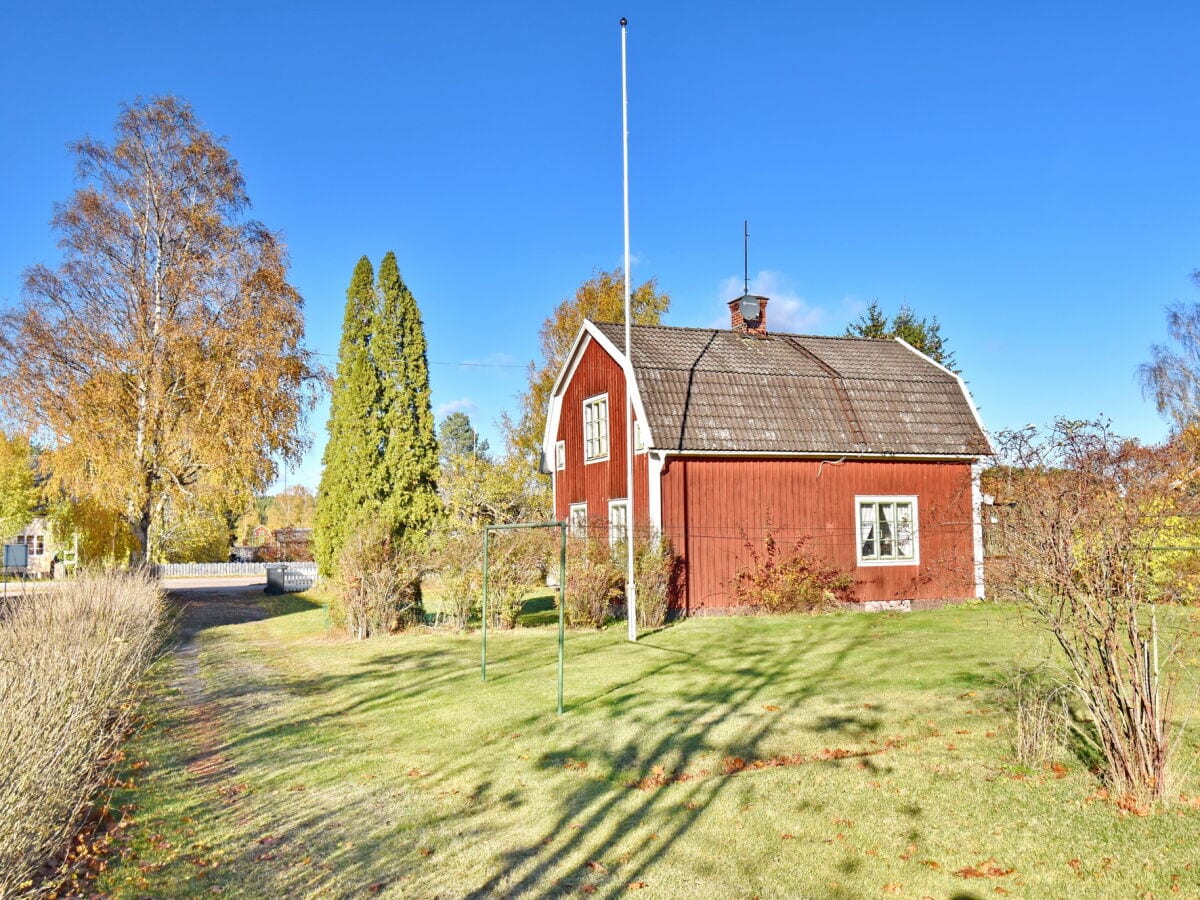 Blick aus dem Garten auf das Haus