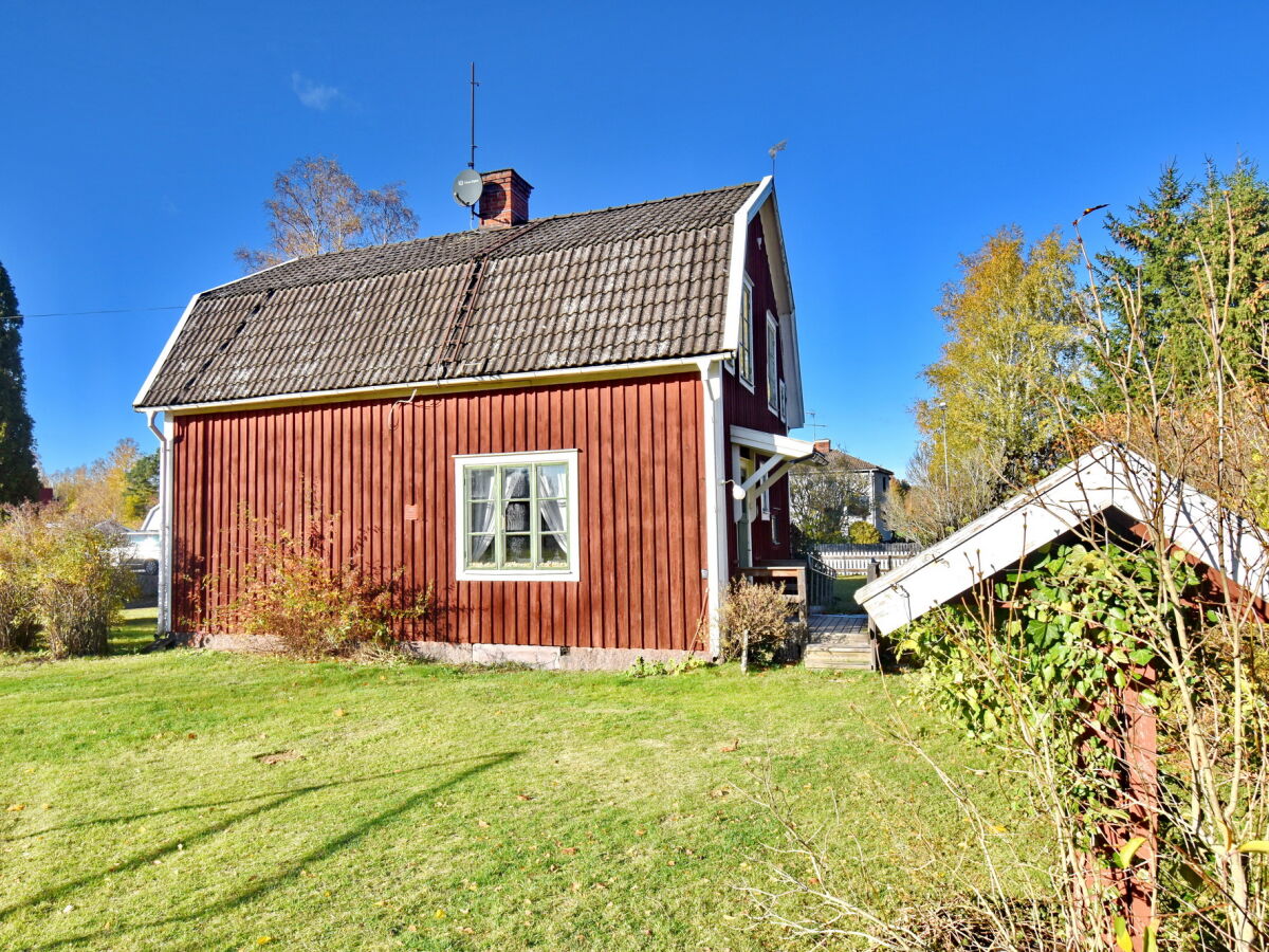 Blick aus dem Garten auf das Haus