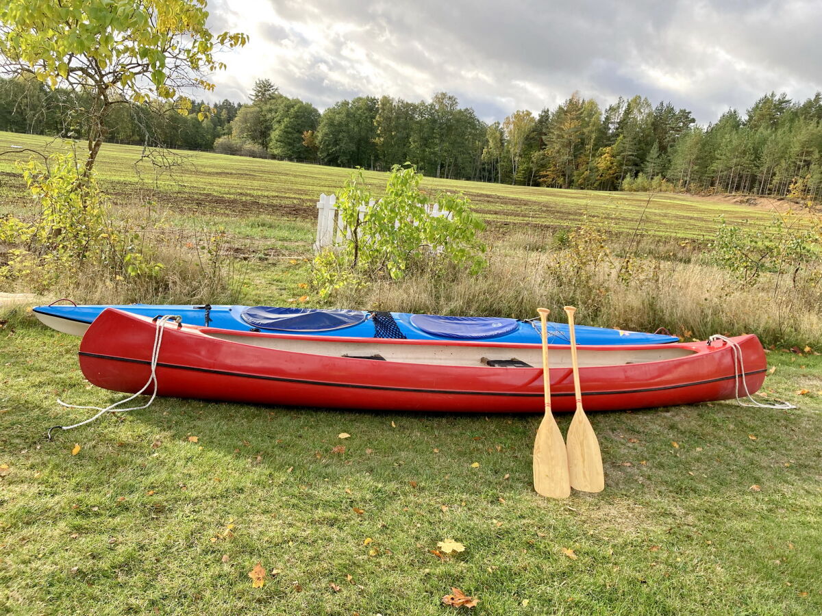 Für Paddeltouren sind ein Kayak und ein Kanu vorhanden