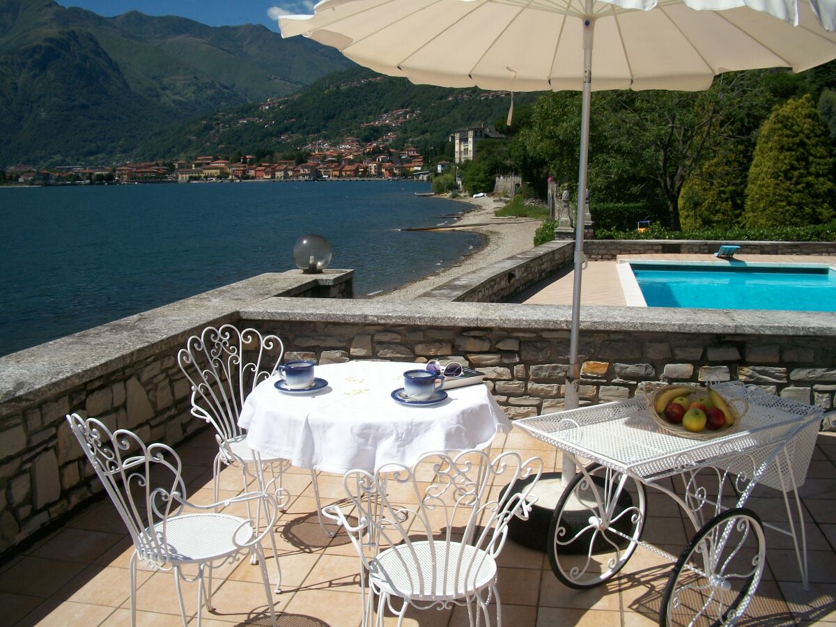 Ca. 200 m² große erhöhte Aussichts-Seeterrasse