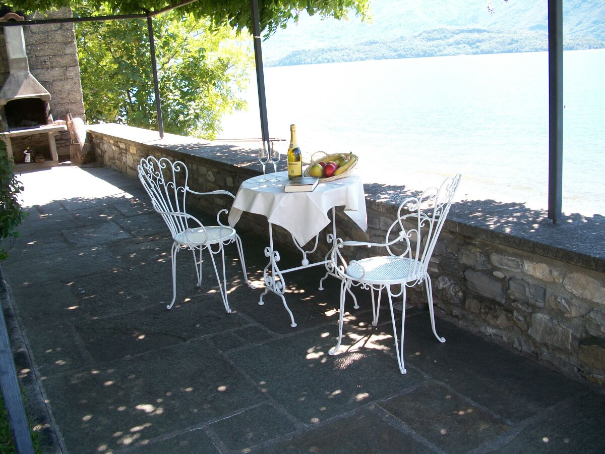 Ca. 200 m² große erhöhte Aussichts-Seeterrasse