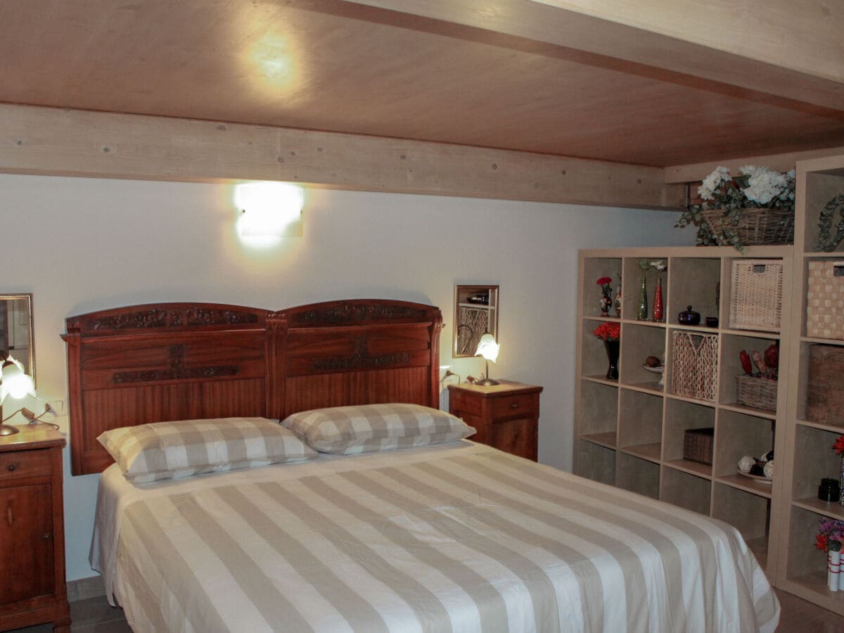 Offenes Schlafzimmer mit Doppelbett