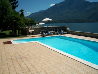 Ca. 12 m x 5 m großer Pool am See
