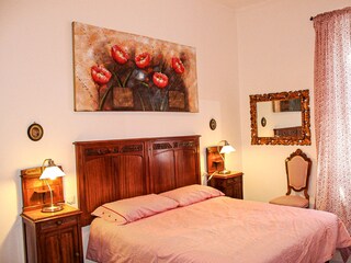 Schlafzimmer mit Doppelbett