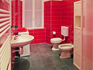 Badezimmer mit Dusche, Bidet und Fenster