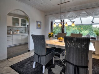 Essbereich mit Blick zur Küche
