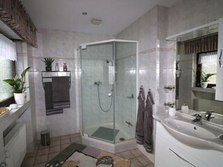 Geräumiges Badezimmer mit Dusche...