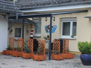 eigene Sitzecke der FW mit wetterfestem Dach