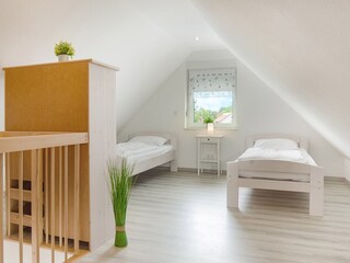 2.Schlafzimmer mit Einzelbetten im Obergeschoss
