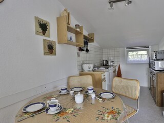 Esstisch und Küchenzeile