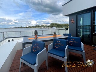 untere Terrasse mit Hafenblick