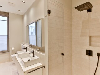 Badezimmer mit Dusche und Fenster
