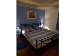 Schlafzimmer 2 mit Doppelbett (neu renoviert 2016)