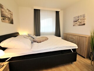Schlafzimmer mit gemütlichem Doppelbett (180x200)