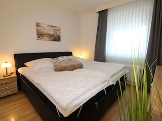 Schlafzimmer mit gemütlichem Doppelbett (180x200)