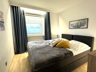 Schlafzimmer 2 mit 2 Einzel-Boxspringbetten
