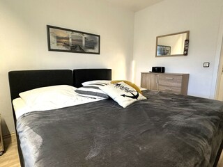 Schlafzimmer 2 mit 2 Einzel-Boxspringbetten