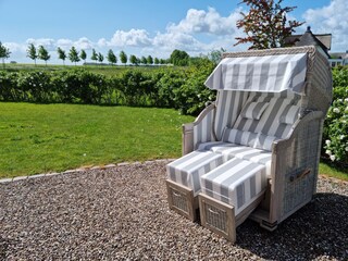Garten mit Strandkorb, Blick über Wiesen und Felder
