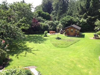 Blick vom Balkon in den Garten/Wald