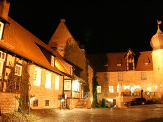 Die Burg zu Bederkesa und Burgschänke im Abendlicht