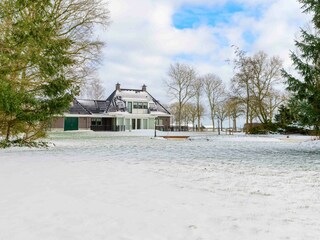 Der Garten im Winter mit einer Schneeschicht