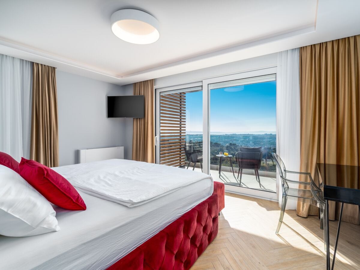 Schlafzimmer Nr. 2, mit Blick auf Pool und Split