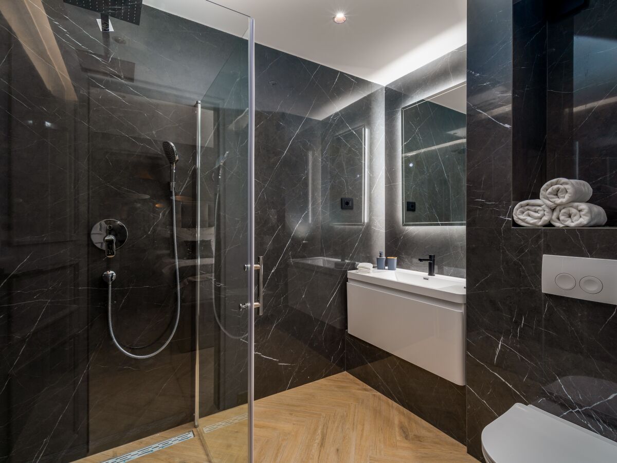 En-suite Badezimmer mit einer Dusche