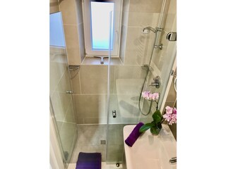 Badezimmer mit ebenerdiger Dusche